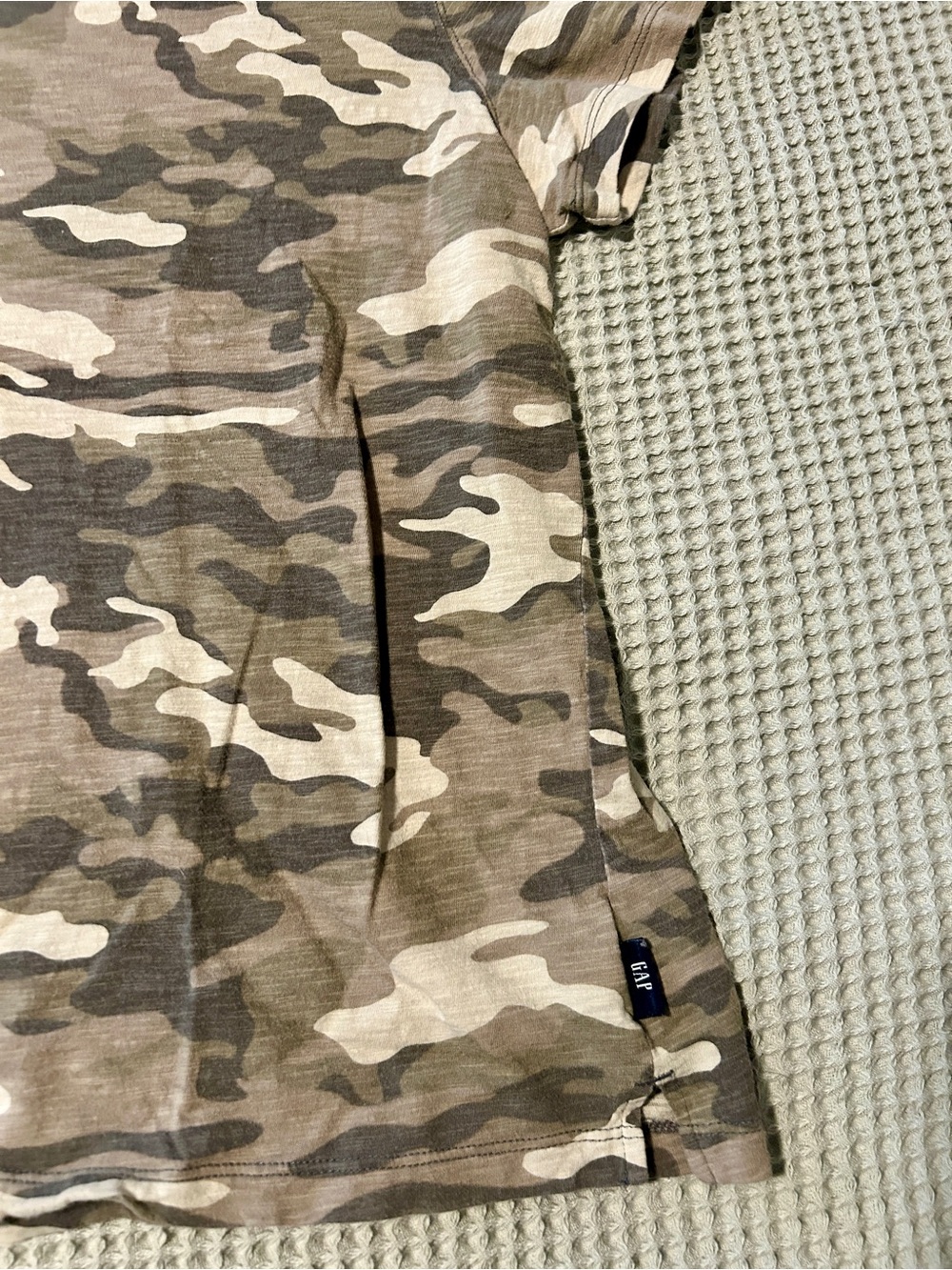GAP Camo Split Neck T-Shirt - Picture 3 of 3